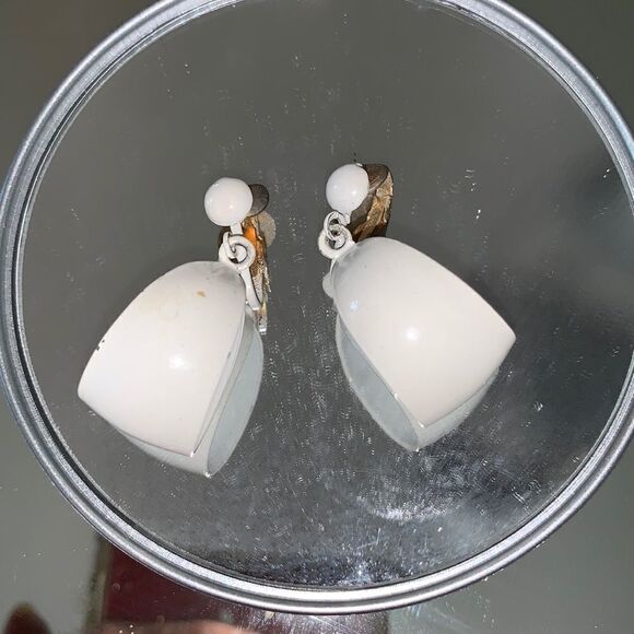 Vtg white painted dangle hoop clip on earrings - Picture 1 of 7